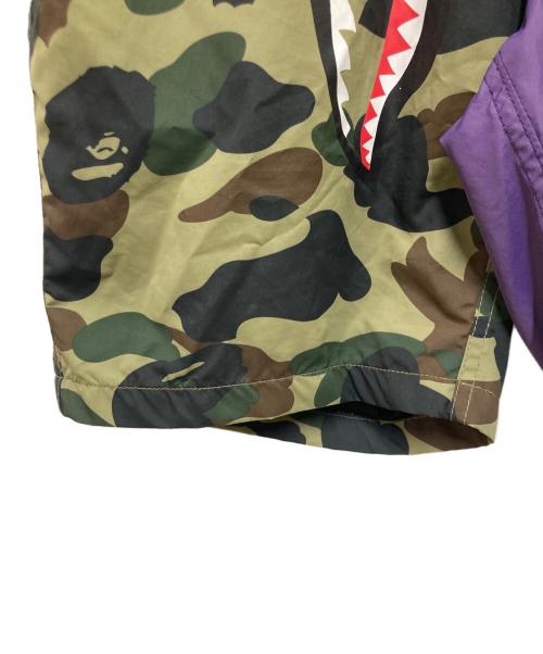 A BATHING APE（ア ベイシング エイプ）A BATHING APE (ア ベイシング エイプ) 1st Camo Shark Beach Pants パープルオリーブ サイズ:Mの古着・服飾アイテム