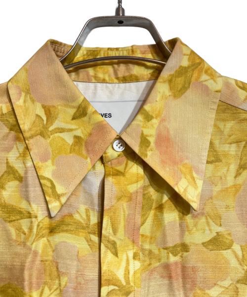TOGA ARCHIVES（トーガアーカイブス）TOGA ARCHIVES (トーガアーカイブス) 薔薇プリントレーヨンシルクシャツ イエロー サイズ:36の古着・服飾アイテム