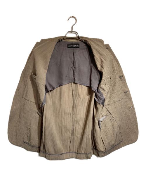 ISSEY MIYAKE WHITE LABEL（イッセイミヤケホワイトレーベル）ISSEY MIYAKE WHITE LABEL (イッセイミヤケホワイトレーベル) シワプリーツジャケット ベージュ サイズ:2の古着・服飾アイテム