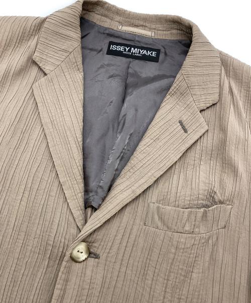 ISSEY MIYAKE WHITE LABEL（イッセイミヤケホワイトレーベル）ISSEY MIYAKE WHITE LABEL (イッセイミヤケホワイトレーベル) シワプリーツジャケット ベージュ サイズ:2の古着・服飾アイテム