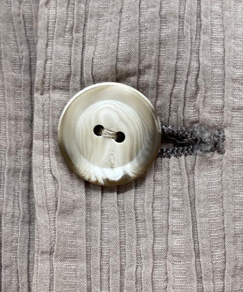 ISSEY MIYAKE WHITE LABEL（イッセイミヤケホワイトレーベル）ISSEY MIYAKE WHITE LABEL (イッセイミヤケホワイトレーベル) シワプリーツジャケット ベージュ サイズ:2の古着・服飾アイテム