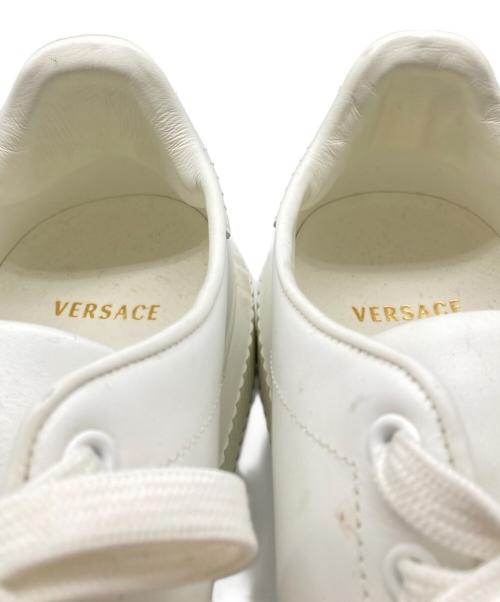 VERSACE（ヴェルサーチェ）VERSACE (ヴェルサーチェ) メデューサローカットスニーカー ホワイト サイズ:42の古着・服飾アイテム