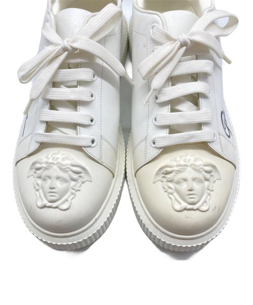 VERSACE（ヴェルサーチェ）VERSACE (ヴェルサーチェ) メデューサローカットスニーカー ホワイト サイズ:42の古着・服飾アイテム