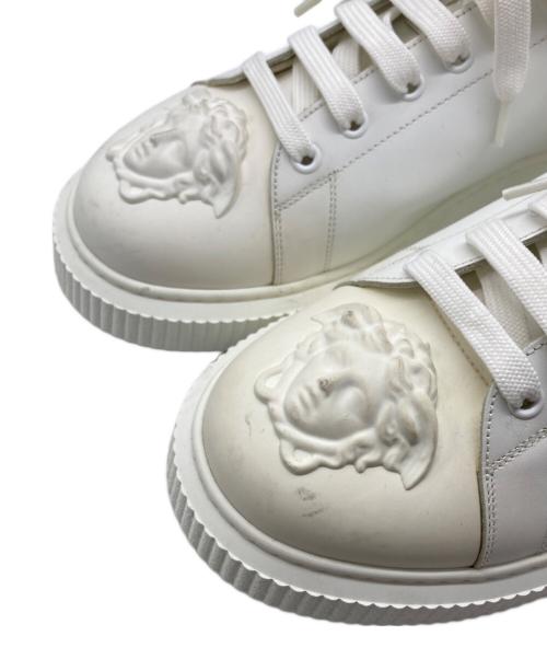 VERSACE（ヴェルサーチェ）VERSACE (ヴェルサーチェ) メデューサローカットスニーカー ホワイト サイズ:42の古着・服飾アイテム