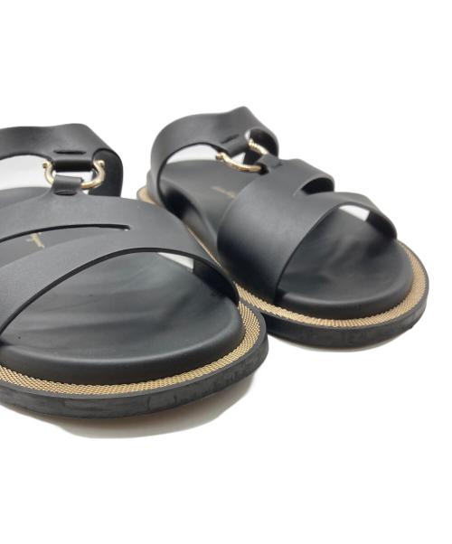 Salvatore Ferragamo（サルヴァトーレ フェラガモ）Salvatore Ferragamo (サルヴァトーレ フェラガモ) ガンチーニ ストラップフラットサンダル ブラック サイズ:7・1/2の古着・服飾アイテム