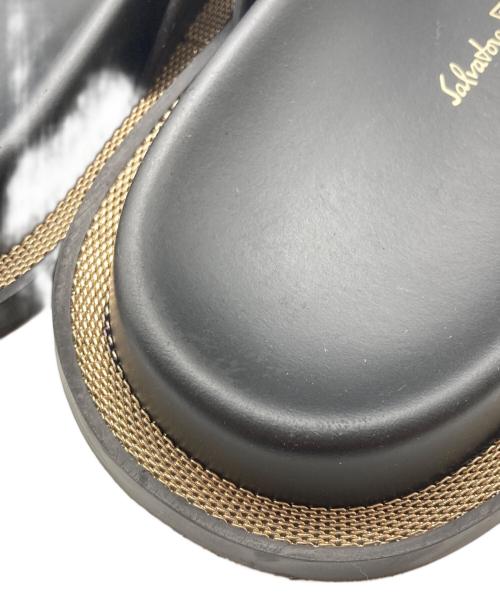 Salvatore Ferragamo（サルヴァトーレ フェラガモ）Salvatore Ferragamo (サルヴァトーレ フェラガモ) ガンチーニ ストラップフラットサンダル ブラック サイズ:7・1/2の古着・服飾アイテム