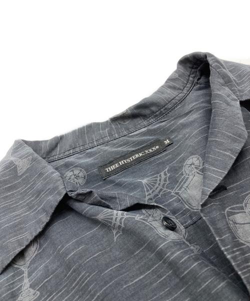 Thee Hysteric XXX（ジィ ヒステリックトリプルエックス）Thee Hysteric XXX (ジィ ヒステリックトリプルエックス) 総柄開襟シャツ グレー サイズ:Mの古着・服飾アイテム