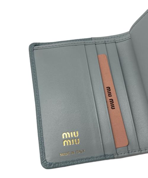 MIU MIU（ミュウミュウ）MIU MIU (ミュウミュウ) 2つ折り財布 スカイブルーの古着・服飾アイテム