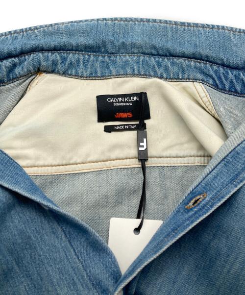 CALVIN KLEIN 205W39NYC（カルバンクライン205W39NYC）CALVIN KLEIN 205W39NYC (カルバンクライン205W39NYC) JAWS (ジョーズ) バックプリントデニムシャツ インディゴ サイズ:Sの古着・服飾アイテム