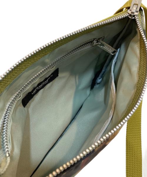 UNDERCOVER（アンダーカバー）UNDERCOVER (アンダーカバー) Markus Akesson (マーカス アーケッソン)) 転写プリントサコッシュ グリーンの古着・服飾アイテム