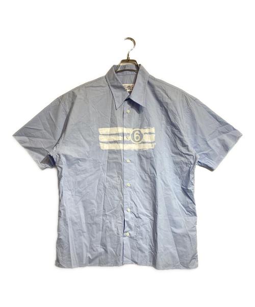 MM6 Maison Margiela（エムエムシックスメゾンマルジェラ）MM6 Maison Margiela (エムエムシックスメゾンマルジェラ) ペイントロゴS/Sシャツ ブルー サイズ:48の古着・服飾アイテム