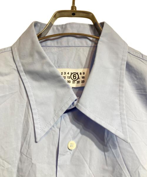 MM6 Maison Margiela（エムエムシックスメゾンマルジェラ）MM6 Maison Margiela (エムエムシックスメゾンマルジェラ) ペイントロゴS/Sシャツ ブルー サイズ:48の古着・服飾アイテム
