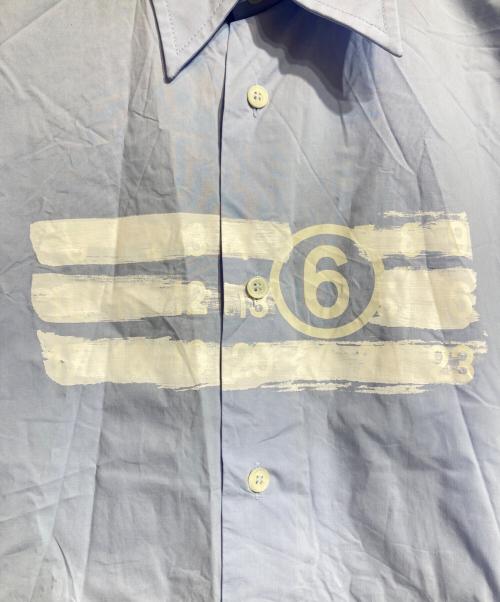 MM6 Maison Margiela（エムエムシックスメゾンマルジェラ）MM6 Maison Margiela (エムエムシックスメゾンマルジェラ) ペイントロゴS/Sシャツ ブルー サイズ:48の古着・服飾アイテム