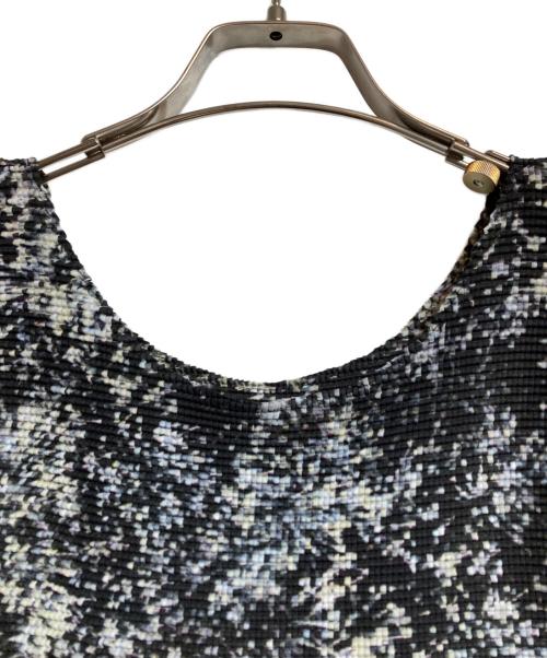 me ISSEY MIYAKE（ミーイッセイ ミヤケ）me ISSEY MIYAKE (ミーイッセイ ミヤケ) プリーツカットソー ブラック サイズ:－の古着・服飾アイテム