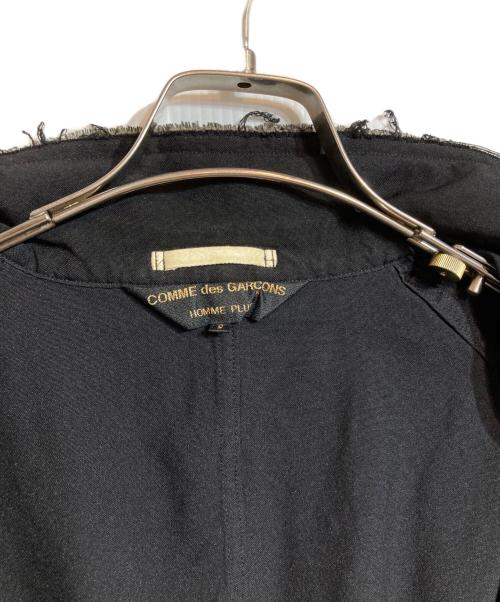 COMME des GARCONS HOMME PLUS（コムデギャルソンオムプリュス）COMME des GARCONS HOMME PLUS (コムデギャルソンオムプリュス) ポリ縮ストライプ断ち切りデザインジャケット ブラック サイズ:Sの古着・服飾アイテム