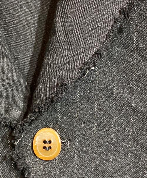 COMME des GARCONS HOMME PLUS（コムデギャルソンオムプリュス）COMME des GARCONS HOMME PLUS (コムデギャルソンオムプリュス) ポリ縮ストライプ断ち切りデザインジャケット ブラック サイズ:Sの古着・服飾アイテム