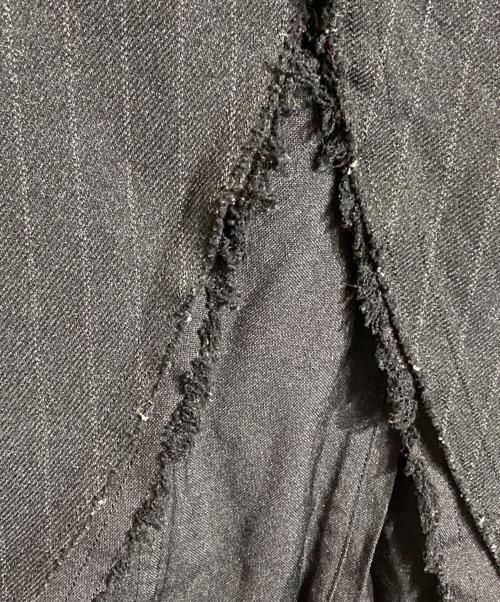 COMME des GARCONS HOMME PLUS（コムデギャルソンオムプリュス）COMME des GARCONS HOMME PLUS (コムデギャルソンオムプリュス) ポリ縮ストライプ断ち切りデザインジャケット ブラック サイズ:Sの古着・服飾アイテム