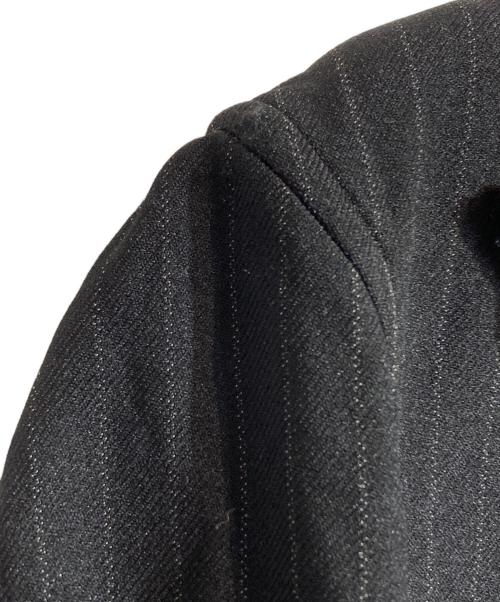 COMME des GARCONS HOMME PLUS（コムデギャルソンオムプリュス）COMME des GARCONS HOMME PLUS (コムデギャルソンオムプリュス) ポリ縮ストライプ断ち切りデザインジャケット ブラック サイズ:Sの古着・服飾アイテム