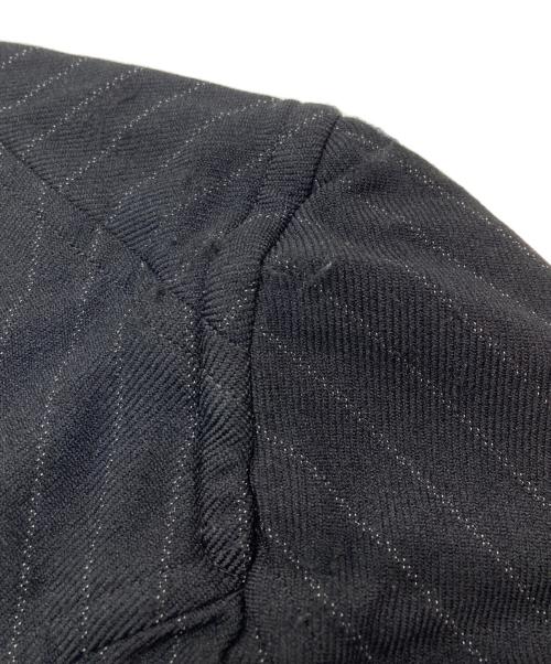 COMME des GARCONS HOMME PLUS（コムデギャルソンオムプリュス）COMME des GARCONS HOMME PLUS (コムデギャルソンオムプリュス) ポリ縮ストライプ断ち切りデザインジャケット ブラック サイズ:Sの古着・服飾アイテム