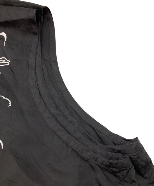 BLACK COMME des GARCONS（ブラックコムデギャルソン）BLACK COMME des GARCONS (ブラックコムデギャルソン) バック刺繍スカベスト ブラック サイズ:2XLの古着・服飾アイテム