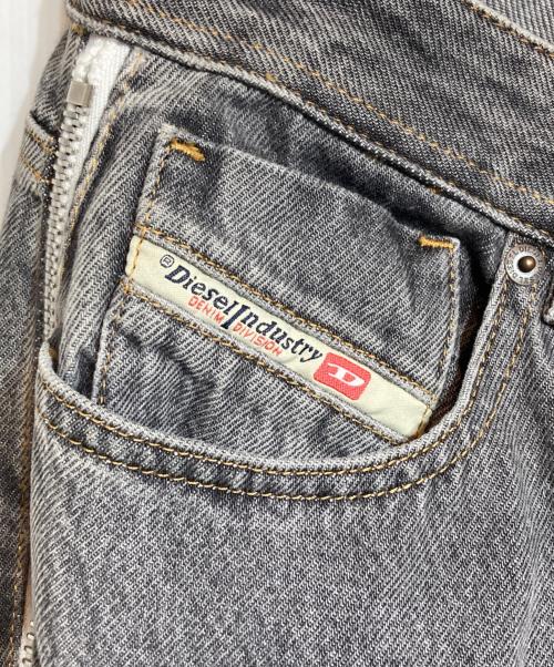 DIESEL（ディーゼル）DIESEL (ディーゼル) Straight Zip Jeans/ストレートジップジーンズ グレー サイズ:26の古着・服飾アイテム