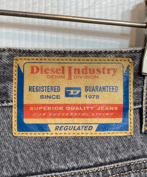 DIESEL（ディーゼル）DIESEL (ディーゼル) Straight Zip Jeans/ストレートジップジーンズ グレー サイズ:26の古着・服飾アイテム