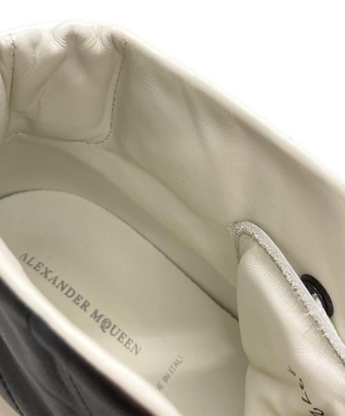 ALEXANDER McQUEEN（アレキサンダーマックイーン）ALEXANDER McQUEEN (アレキサンダーマックイーン) エクステンドソール ハイカットスニーカー ブラック×ホワイト サイズ:44の古着・服飾アイテム