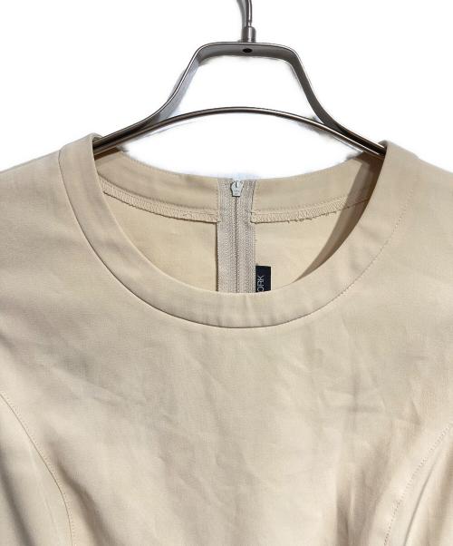 FOXEY NEWYORK（フォクシーニューヨーク）FOXEY NEWYORK (フォクシーニューヨーク) ノースリーブワンピース ベージュ サイズ:42の古着・服飾アイテム