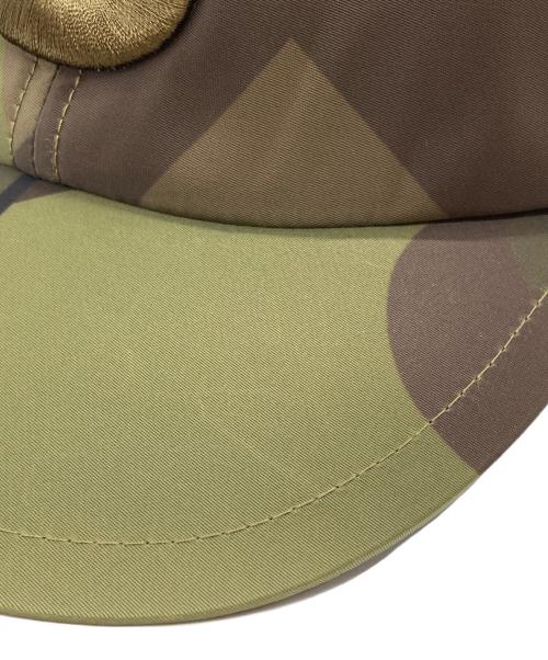 sacai（サカイ）sacai (サカイ) KAWS (カウズ) キャップ グリーンの古着・服飾アイテム