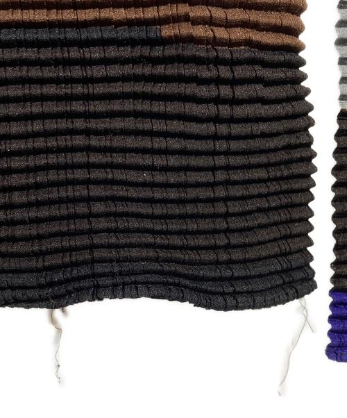 ISSEY MIYAKE PLEATS (T.)（イッセイミヤケ プリーツ）ISSEY MIYAKE PLEATS (T.) (イッセイミヤケ プリーツ) ハイネックプリーツカットソー ブラウン×ブラック サイズ:Mの古着・服飾アイテム