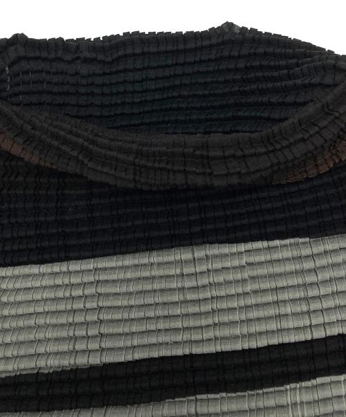 ISSEY MIYAKE PLEATS (T.)（イッセイミヤケ プリーツ）ISSEY MIYAKE PLEATS (T.) (イッセイミヤケ プリーツ) ハイネックプリーツカットソー ブラウン×ブラック サイズ:Mの古着・服飾アイテム