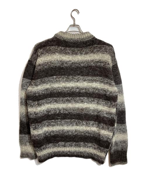 RAF SIMONS（ラフシモンズ）RAF SIMONS (ラフシモンズ) Striped Roundneck Sweater With Polaroids/ストライプドラウンドネックセーターウィズポラロイズ ブラウン サイズ:Lの古着・服飾アイテム