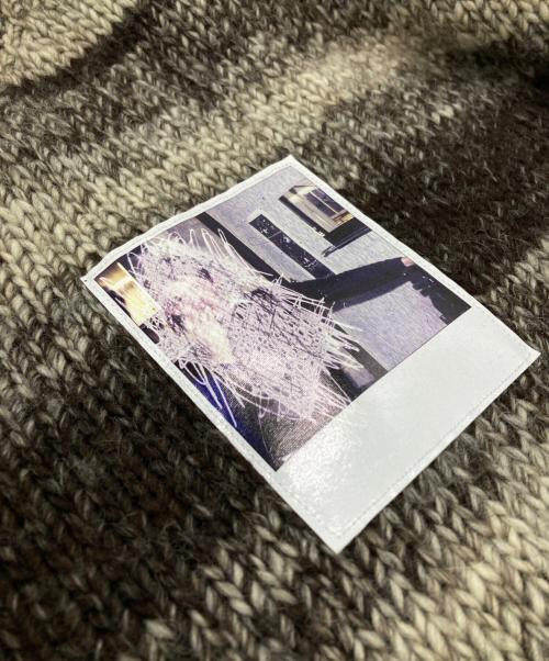 RAF SIMONS（ラフシモンズ）RAF SIMONS (ラフシモンズ) Striped Roundneck Sweater With Polaroids/ストライプドラウンドネックセーターウィズポラロイズ ブラウン サイズ:Lの古着・服飾アイテム