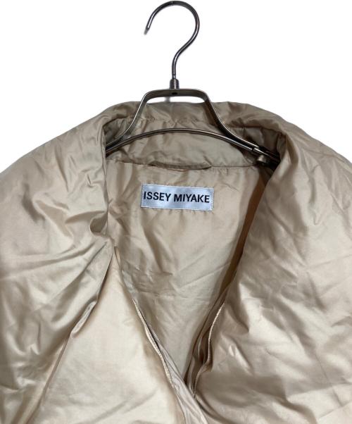 ISSEY MIYAKE（イッセイミヤケ）ISSEY MIYAKE (イッセイミヤケ) クロスカラーダウンジャケット ベージュ サイズ:2の古着・服飾アイテム