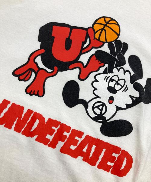 UNDEFEATED（アンディフィーテッド）UNDEFEATED (アンディフィーテッド) VERDY (ヴェルディ) コラボプリントTシャツ ホワイト サイズ:Mの古着・服飾アイテム