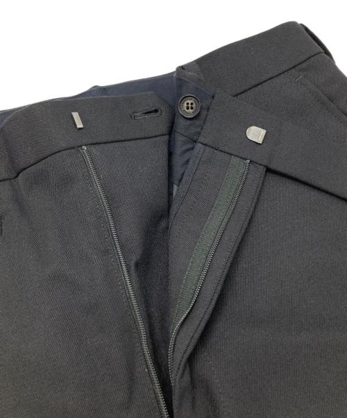 JOHN LAWRENCE SULLIVAN（ジョン ローレンス サリバン）JOHN LAWRENCE SULLIVAN (ジョン ローレンス サリバン) WOOL GABARDINE FRONT POCKET WIDE TROUSERS/ールギャバジン フロントポケット ワイドトラウザーズ ブラック サイズ:46の古着・服飾アイテム
