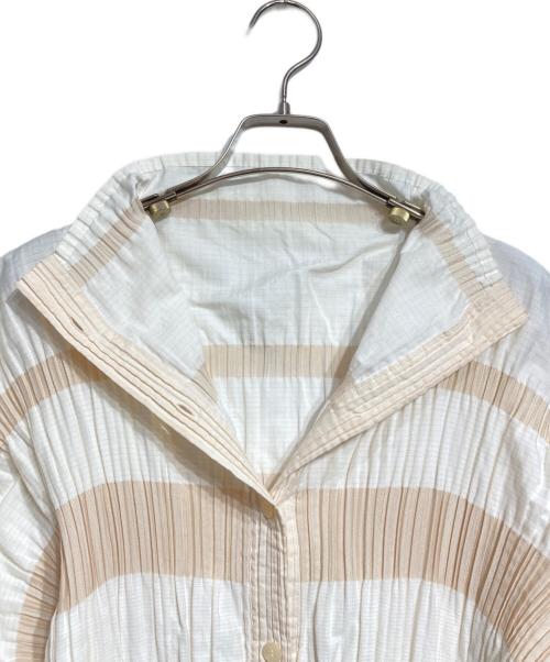 ISSEY MIYAKE（イッセイミヤケ）ISSEY MIYAKE (イッセイミヤケ) ラッフルボーダープリーツブラウス ベージュ サイズ:2の古着・服飾アイテム