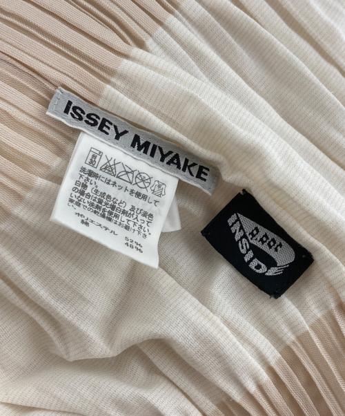 ISSEY MIYAKE（イッセイミヤケ）ISSEY MIYAKE (イッセイミヤケ) ラッフルボーダープリーツブラウス ベージュ サイズ:2の古着・服飾アイテム