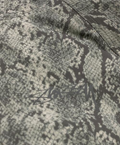 stussy（ステューシー）stussy (ステューシー) BEACH SHELL SNAKE PRINT NYLON グレー サイズ:Lの古着・服飾アイテム