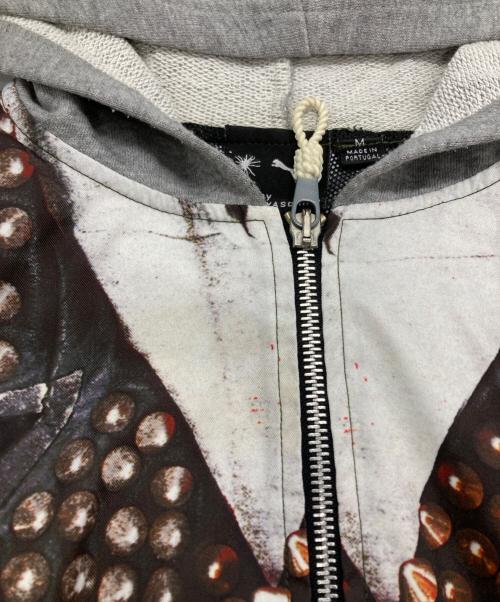 PUMA（プーマ）PUMA (プーマ) MIHARA YASUHIRO (ミハラヤスヒロ) 浮世絵転写フード付きジップジャケット/ zip jacket グレー×ブラック サイズ:Mの古着・服飾アイテム