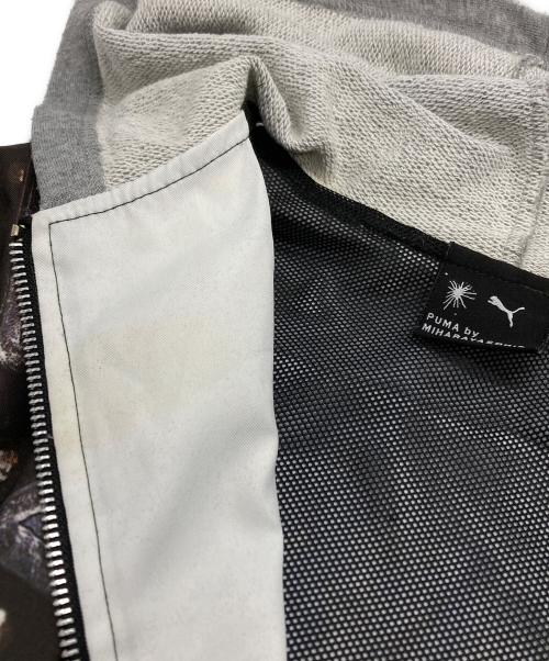 PUMA（プーマ）PUMA (プーマ) MIHARA YASUHIRO (ミハラヤスヒロ) 浮世絵転写フード付きジップジャケット/ zip jacket グレー×ブラック サイズ:Mの古着・服飾アイテム