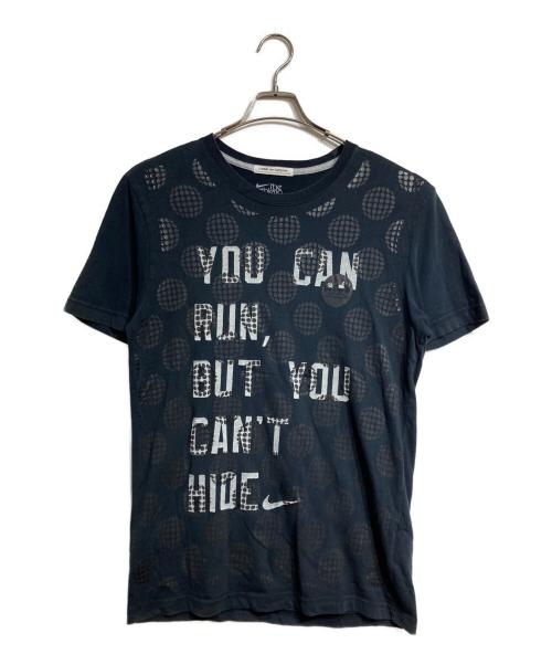 COMME des GARCONS（コムデギャルソン）COMME des GARCONS (コムデギャルソン) NIKE (ナイキ) メッセージデザインTシャツ/Message Design T-Shirt ネイビー サイズ:Mの古着・服飾アイテム