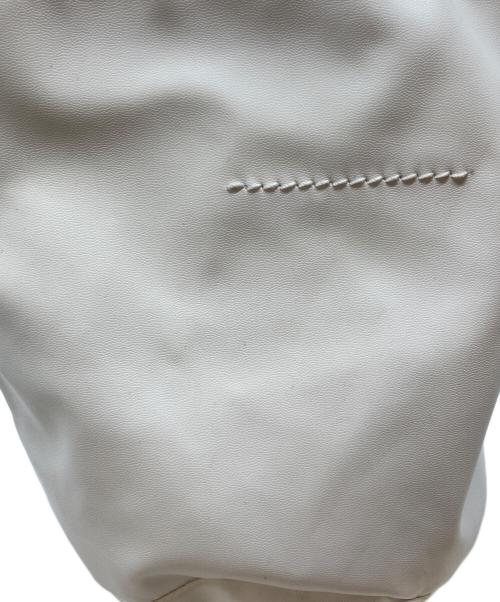 MM6 Maison Margiela（エムエムシックスメゾンマルジェラ）MM6 Maison Margiela (エムエムシックスメゾンマルジェラ) ロゴ巾着ショルダーバッグ ホワイト×ブラックの古着・服飾アイテム