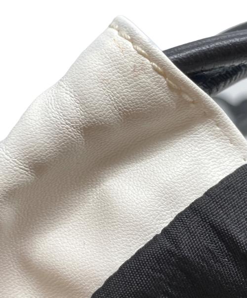 MM6 Maison Margiela（エムエムシックスメゾンマルジェラ）MM6 Maison Margiela (エムエムシックスメゾンマルジェラ) ロゴ巾着ショルダーバッグ ホワイト×ブラックの古着・服飾アイテム