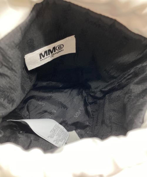 MM6 Maison Margiela（エムエムシックスメゾンマルジェラ）MM6 Maison Margiela (エムエムシックスメゾンマルジェラ) ロゴ巾着ショルダーバッグ ホワイト×ブラックの古着・服飾アイテム