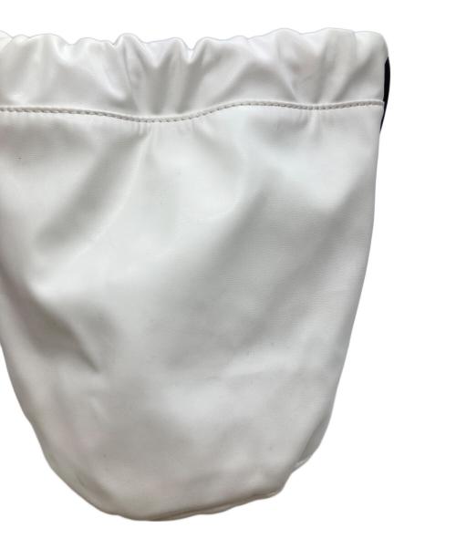 MM6 Maison Margiela（エムエムシックスメゾンマルジェラ）MM6 Maison Margiela (エムエムシックスメゾンマルジェラ) ロゴ巾着ショルダーバッグ ホワイト×ブラックの古着・服飾アイテム