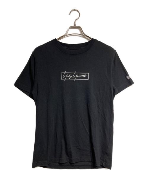 Yohji Yamamoto pour homme（ヨウジヤマモト プールオム）Yohji Yamamoto pour homme (ヨウジヤマモト プールオム) New Era (ニューエラ) シグネチャーロゴTシャツ/Signature Logo T-Shirt ブラック サイズ:2の古着・服飾アイテム