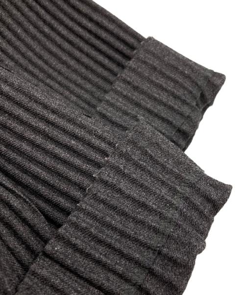HOMME PLISSE ISSEY MIYAKE（オム プリッセ イッセイ ミヤケ）HOMME PLISSE ISSEY MIYAKE (オム プリッセ イッセイ ミヤケ) WOOL LIKE LIGHT PANTS/ウールライクライトパンツ グレー サイズ:1の古着・服飾アイテム