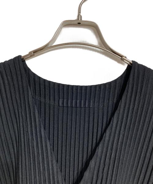 HOMME PLISSE ISSEY MIYAKE（オム プリッセ イッセイ ミヤケ）HOMME PLISSE ISSEY MIYAKE (オム プリッセ イッセイ ミヤケ) Vネックプリーツカーディガン/Pleated Cardigan ブラック サイズ:2の古着・服飾アイテム