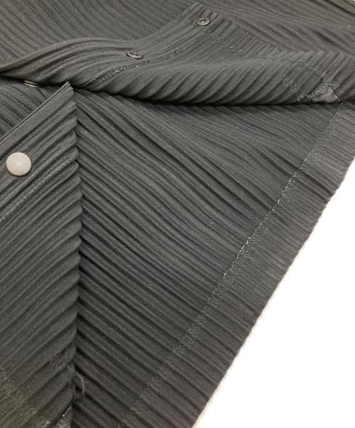 HOMME PLISSE ISSEY MIYAKE（オム プリッセ イッセイ ミヤケ）HOMME PLISSE ISSEY MIYAKE (オム プリッセ イッセイ ミヤケ) Vネックプリーツカーディガン/Pleated Cardigan ブラック サイズ:2の古着・服飾アイテム